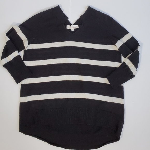 Two by Vince Camuto Notched V Neck Pleat Back Black and White Striped Sweater - Picture 3 of 5